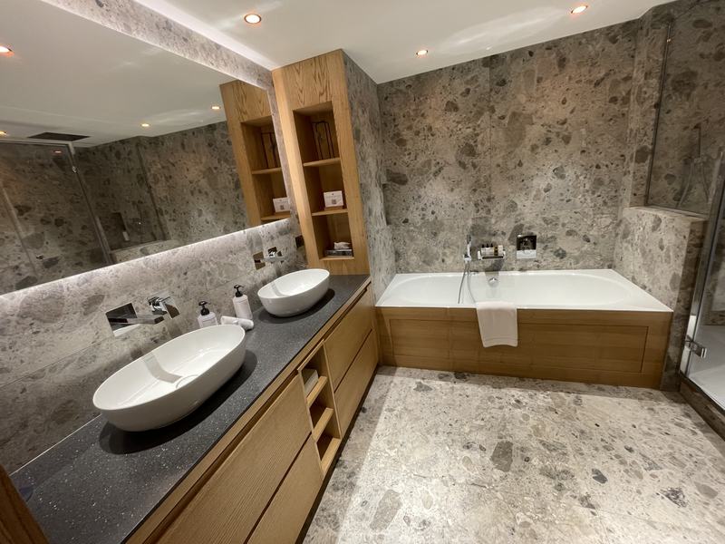Salle de bain - douche grise avec radiateur